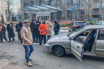В Киеве жители перекрыли улицу из-за холодных батарей в домах: произошла потасовка