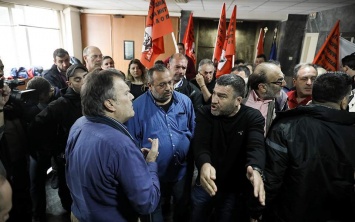 В Афинах протестующие взяли штурмом Министерство труда