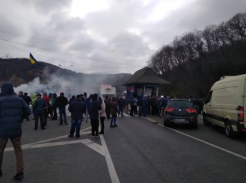 На Закарпатье перекрыли трассу Киев-Чоп. Протестующие требуют снизить тарифы на газ и ждут Москаля