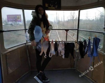 Одесситка с бюстгальтерами протестовала в трамвае