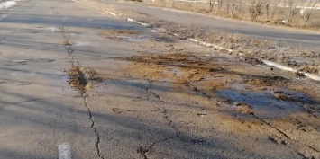 "Зимний асфальт": дорогу в Забайкалье отремонтировали водой и песком