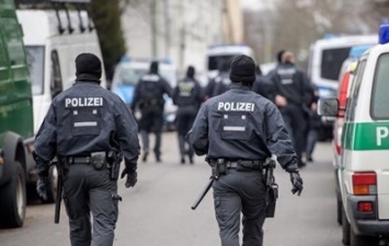 В Германии мужчина взял заложницу на заправке