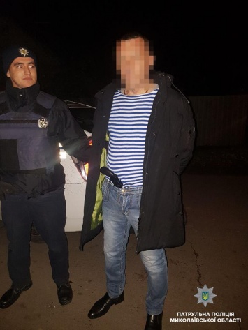 В Николаве задержали мужчину, который, будучи пьяным, угрожал прохожим с оружием