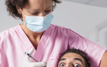В Днепре стоматолог набросилась на мужчину с кулаками