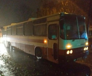В центре Николаева под пассажирским автобусом провалился асфальт