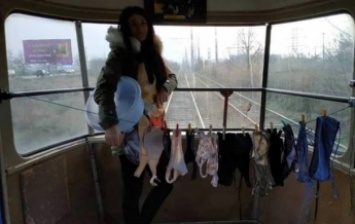 Одесситка в знак протеста сушила белье в трамвае