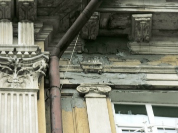 Коммунальщики сбивают лепнину с одесских памятников архитектуры: говорят, ради безопасности