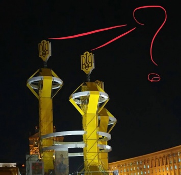 "Так выглядит Томос". В Сети обсуждают странные конструкции с гербами и крестом, установленные на Майдане