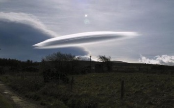«Пришельцы заходят на посадку»: Очевидцы зафиксировали над Чехией облачные НЛО