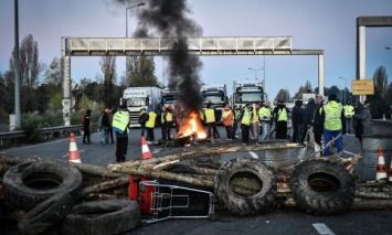 Во Франции продолжаются массовые протесты против подорожания топлива