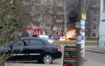 Появилось видео пылающего автомобиля на улице Героев 93 бригады