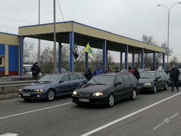 Под Одессой более сотни авто на «евробляхах» перекрыли Киевскую трассу: (фото, обновляется)