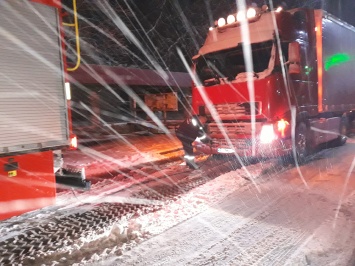 На Николаевщине спасатели вытащили из снега 16 автомобилей