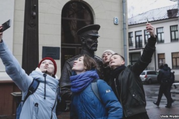 «Памятник прости»: в Беларуси устроили флешмоб после «публичной порки» за пощечину памятнику