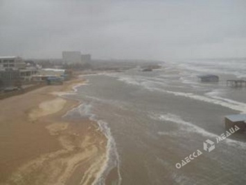Карма в действии: шторм в Затоке повредил незаконно построенные домики у моря (видео)