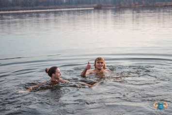 Днепровские «моржи» открыли новый сезон зимних купаний