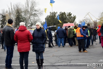 «Будем стоять - пока не замерзнем»: в Николаеве митингуют владельцы автомобилей на «еврономерах»