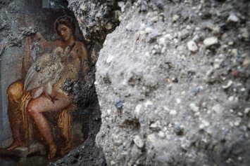 При раскопках в Помпеях нашли уникальную фреску
