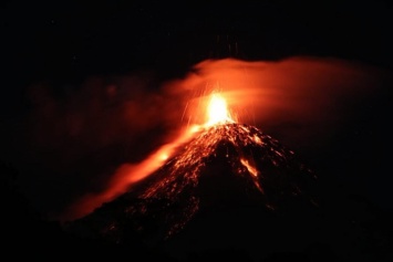 Слезы и тысячи бездомных: шокирующие снимки извержения вулкана
