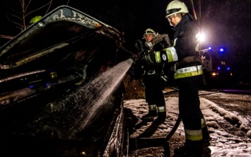 Пожар на Днепропетровщине: сотрудники ГСЧС тушили дом и автомобиль