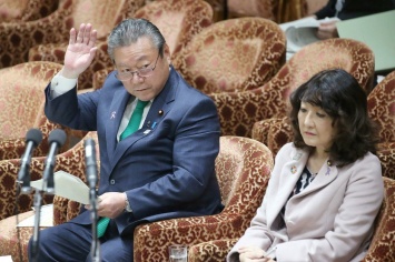 Министр кибербезопасности Японии не пользуется компьютером. И не знает, что такое USB