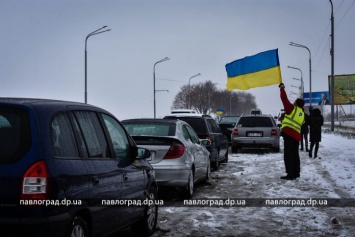 На выезде из Павлограда протестуют владельцы авто на еврономерах (ФОТО и ВИДЕО)