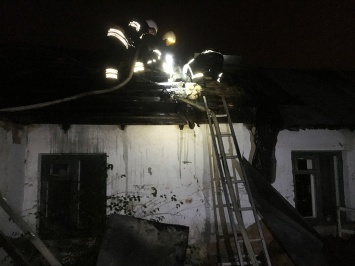 В Николаеве в загоревшемся из-за печки доме пришлось частично разбирать крышу