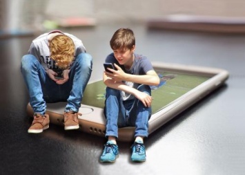 «Дети перед гаджетами»: Врачи предупреждают о появлении 12 видов рака и близорукости из-за смартфонов