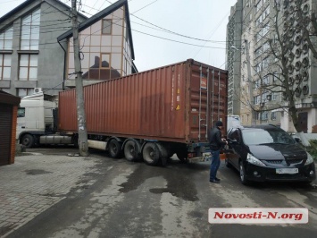 В Николаеве столкнувшиеся «ДАФ» и «Мицубиси» наглухо заблокировали проезд по улице