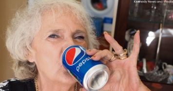 77-летняя бабушка говорит, что за последние 60 лет не пила ничего, кроме колы