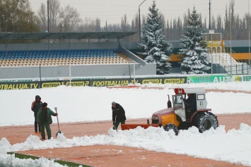 Поле стадиона «Ника», где «Динамо» в воскресенье сыграет с «Александрией», завалило снегом (ФОТО, ВИДЕО)