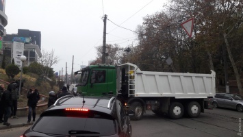 На Гагаринское плато снова не пускают спецтехнику: в отместку строители заблокировали трамвайные пути