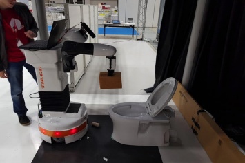 Немцы представили робота для мытья туалетов