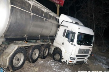 ДТП на трассе Киев-Одесса: бензовоз снес 20 м отбойника, фура «потеряла» кабину. ФОТО