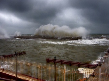 Накрыло волной: смотри как штормило море в Одессе
