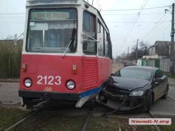 В Николаеве столкнулись «Опель» и трамвай - пострадали два человека