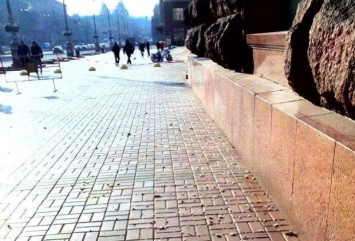 В центре Киева рушится лом, на прохожих летят камни