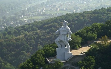 Кириленко недоволен восстановлением памятника Артему на Донетчине