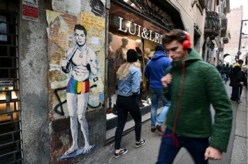 В Милане появилось вызывающие граффити с Роналду в радужных трусах
