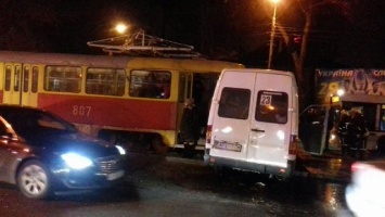 В Запорожье трамвай протаранил маршрутку, есть пострадавшие