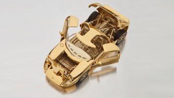 Миниатюрную золотую копию Ford GT продадут с молотка