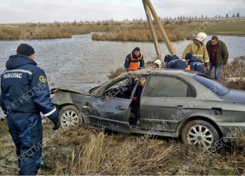 В районе с. Суворовское «Hyundai» упал с 4-метрового моста в озеро. Пострадали двое