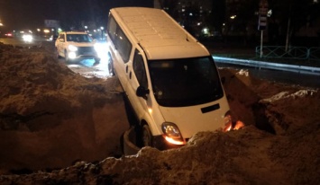 27 ноября, в Энергодаре автомобиль слетел в огромную яму