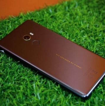 Xiaomi Mi 8 уже подешевел почти на 8 000 рублей