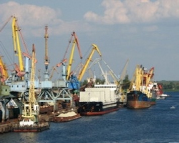 Перевалка грузов через азовские порты Украины упала в 2 раза