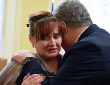 Порошенко пообещал заплаканным женам и матерям украинских моряков вернуть воинов домой