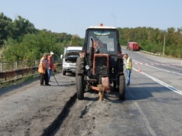 Запорожские дорожники ведут аварийный ремонт на мосту через реку Сухая Балка
