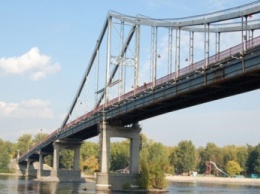 В Киеве с Пешеходного моста прыгнул молодой человек