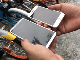 Фотографии лотков с дисплеями iPhone 8 вызвали панику у пользователей. Это не тот смартфон, которого все ждали