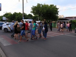 Протестующие против нового оператора автостоянки одесситы перекрыли Люстдорфскую дорогу